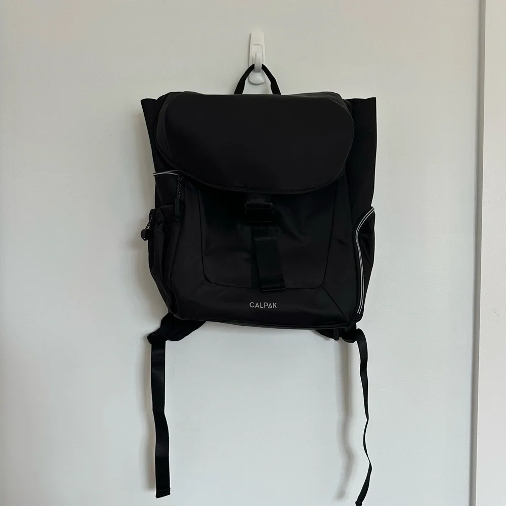 NWT unisex CALPAK Fit Gym Backpack in Black - Picture 10 of 17